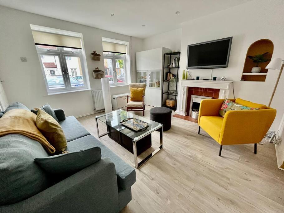 Villa Entire 3 Bed House Weybridge Brooklands, London Byfleet Esterno foto