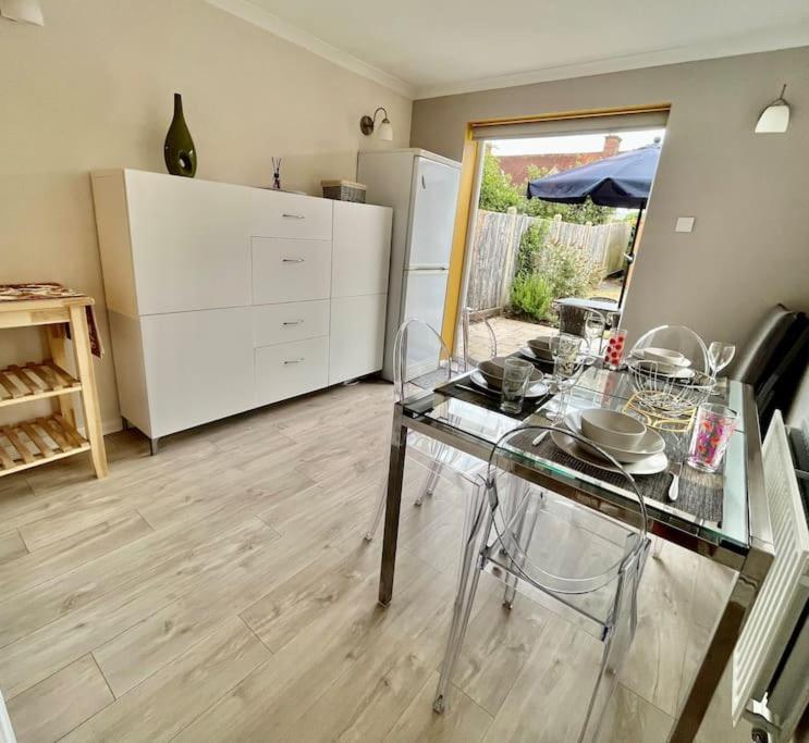 Villa Entire 3 Bed House Weybridge Brooklands, London Byfleet Esterno foto