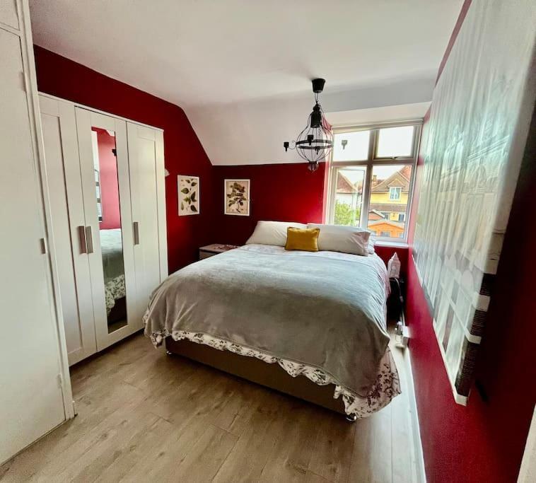 Villa Entire 3 Bed House Weybridge Brooklands, London Byfleet Esterno foto