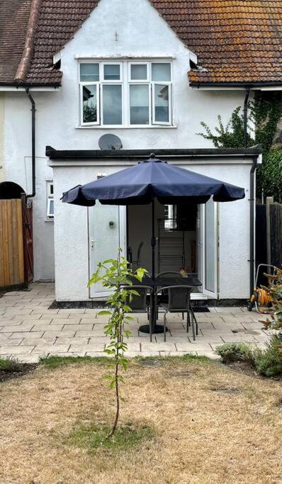Villa Entire 3 Bed House Weybridge Brooklands, London Byfleet Esterno foto