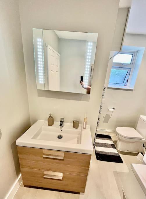 Villa Entire 3 Bed House Weybridge Brooklands, London Byfleet Esterno foto