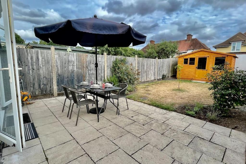 Villa Entire 3 Bed House Weybridge Brooklands, London Byfleet Esterno foto